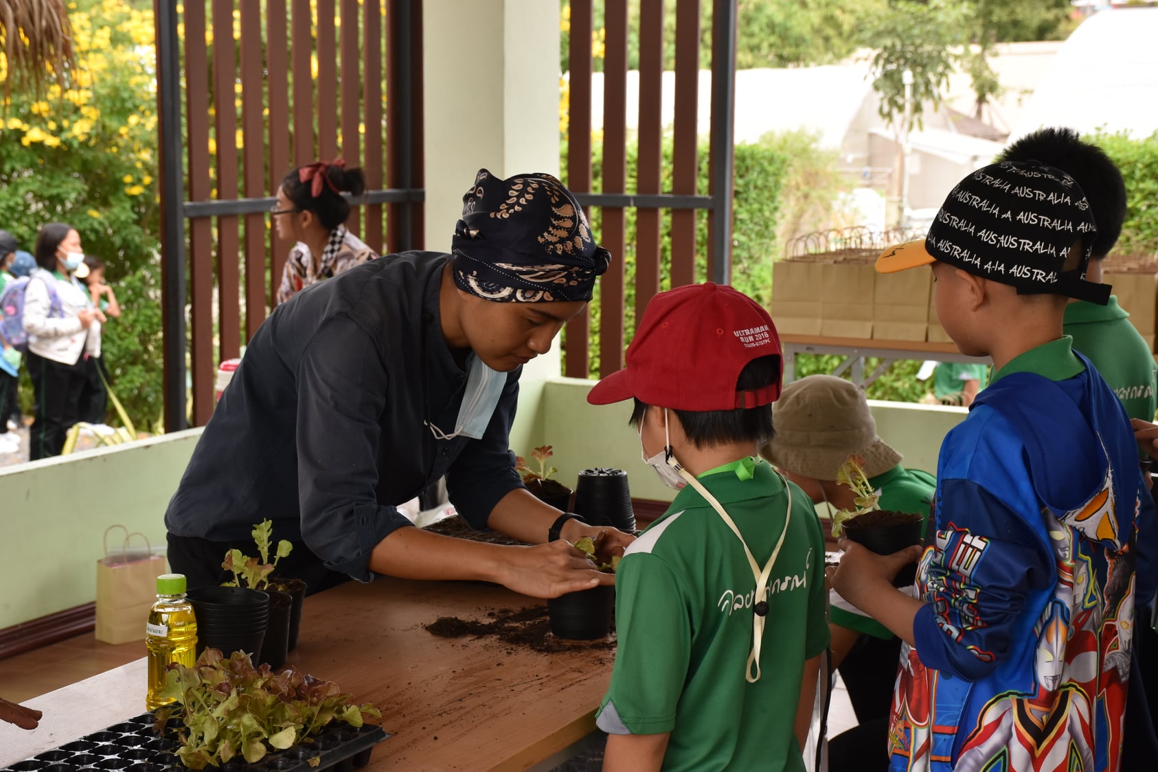 8 ธันวาคม 2563  ณะครูและนักเรียนโรงเรียนสาธิต เรียนรู้ฝึกปฏิบัติการปลูกผัก การฝึกปฏิบัติทำนํ้ายาล้างจาน