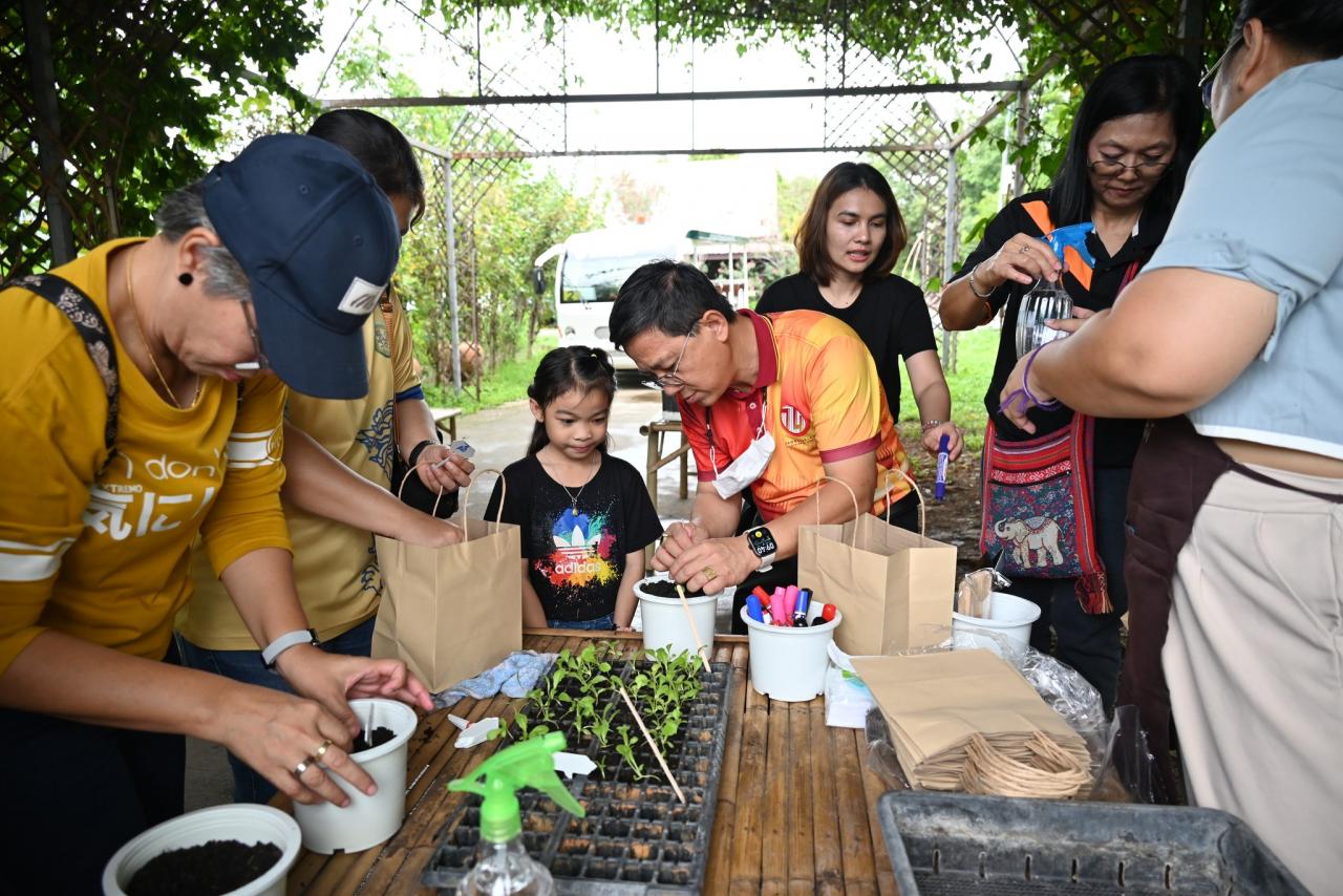 27 กรกฎาคน 2568  คณะสาธารณสุขศาสตร์ นำนักศึกษาภาคพิเศษ เข้าเยี่ยมชมศูนย์การเรียนรู้ตามหลักปรัชญาของเศรษฐกิจพอเพียง (VALAYA LAND) 