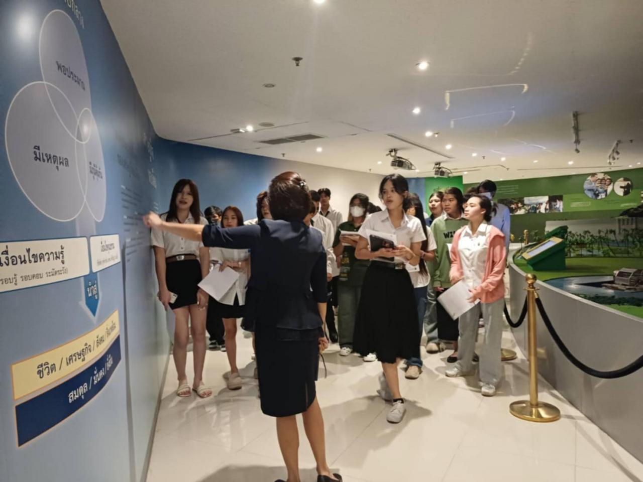  8 สิงหาคม 2568 งานศึกษาทั่วไป รายวิชา VGE 101 ตามรอยพระยุคลบาท ได้นำนักศึกษา จำนวน 135 คน เข้าเยี่ยมชมและเรียนรู้ หอนิทัศน์ราชภัฏ