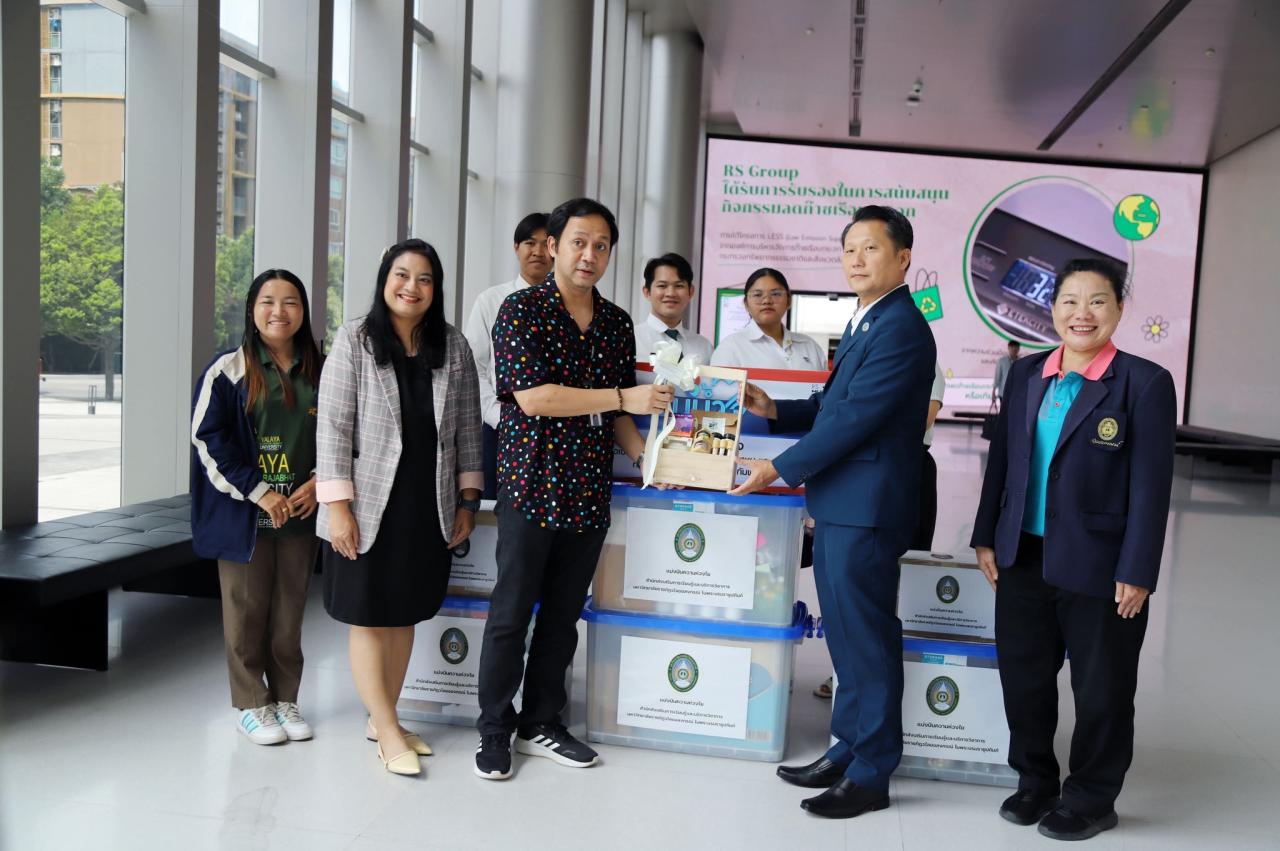  21 สิงหาคม 2568 มรภ.วไลยอลงกรณ์ ในพระบรมราชูปถัมภ์ ส่งมอบผลิตภัณฑ์จากโครงการพัฒนาคุณภาพชีวิตและยกระดับเศรษฐกิจฐานรากแก่ทหารและผู้ประสบภัยชายแดนไทย–กัมพูชา 