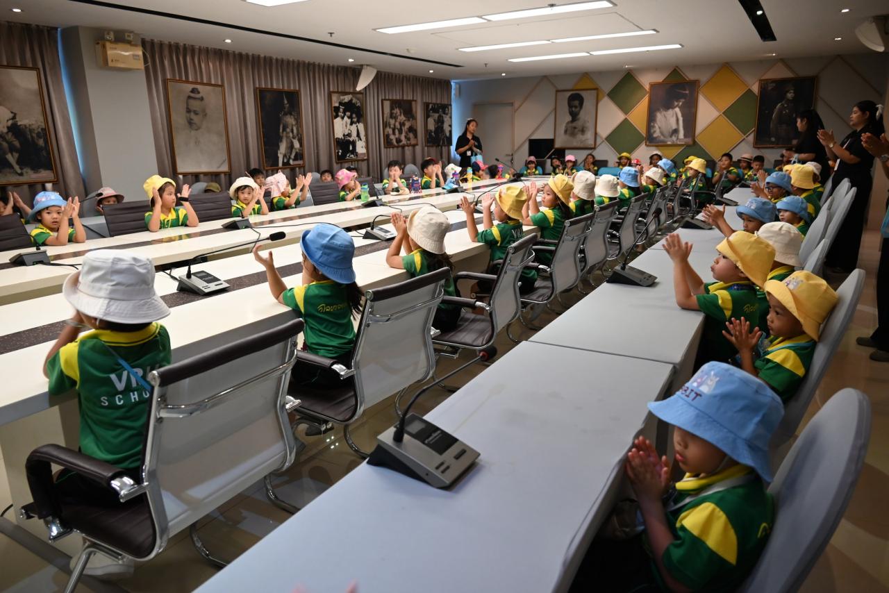  2 ธันวาคม 2568  โรงเรียนสาธิตมหาวิทยาลัยราชภัฏวไลยอลงกรณ์ ในพระบรมราชูปถัมภ์ ได้นำนักเรียนระดับชั้นอนุบาล 2 จำนวน 70 คน เข้าศึกษาเรียนรู้นอกห้องเรียนเยี่ยมชมและเรียนรู้หอนิทัศน์ราชภัฏ 