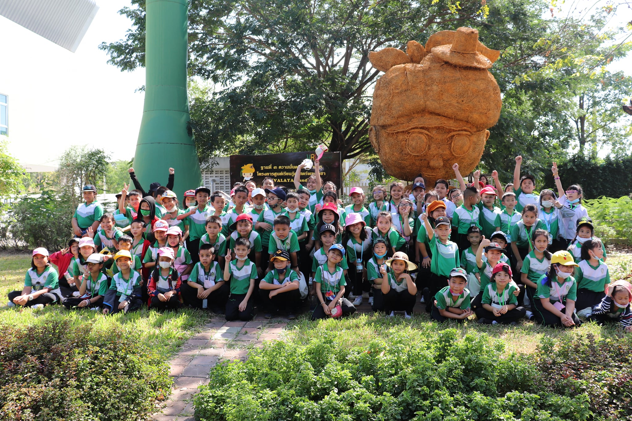 8 ธันวาคม 2563 8 ธันวาคม 2563  คณะครูและนักเรียนโรงเรียนสาธิตเรียนรู้ฝึกปฏิบัติทำลูกอมปลาอารมณ์ดี การฝึกปฏิบัติการปลูกต้นไม้