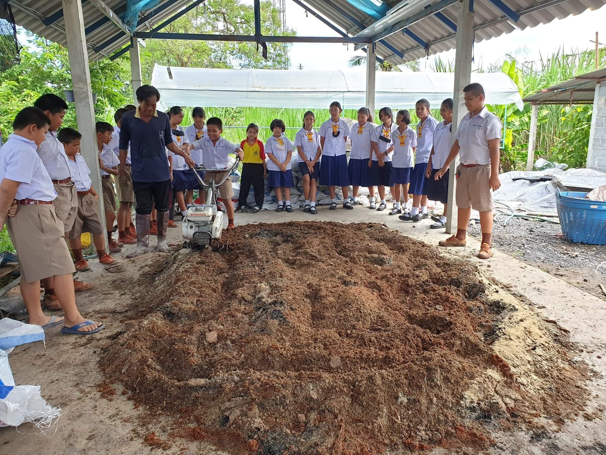 30 กันยายน 2563  กิจกรรมการ เรียนรู้การปลูกผักแบบปลอดสารพิษให้กับนักเรียนโรงเรียนวัดศิริจันทราราม ต.คลองห้า อ.คลองหลวง จ.ปทุมธานี 