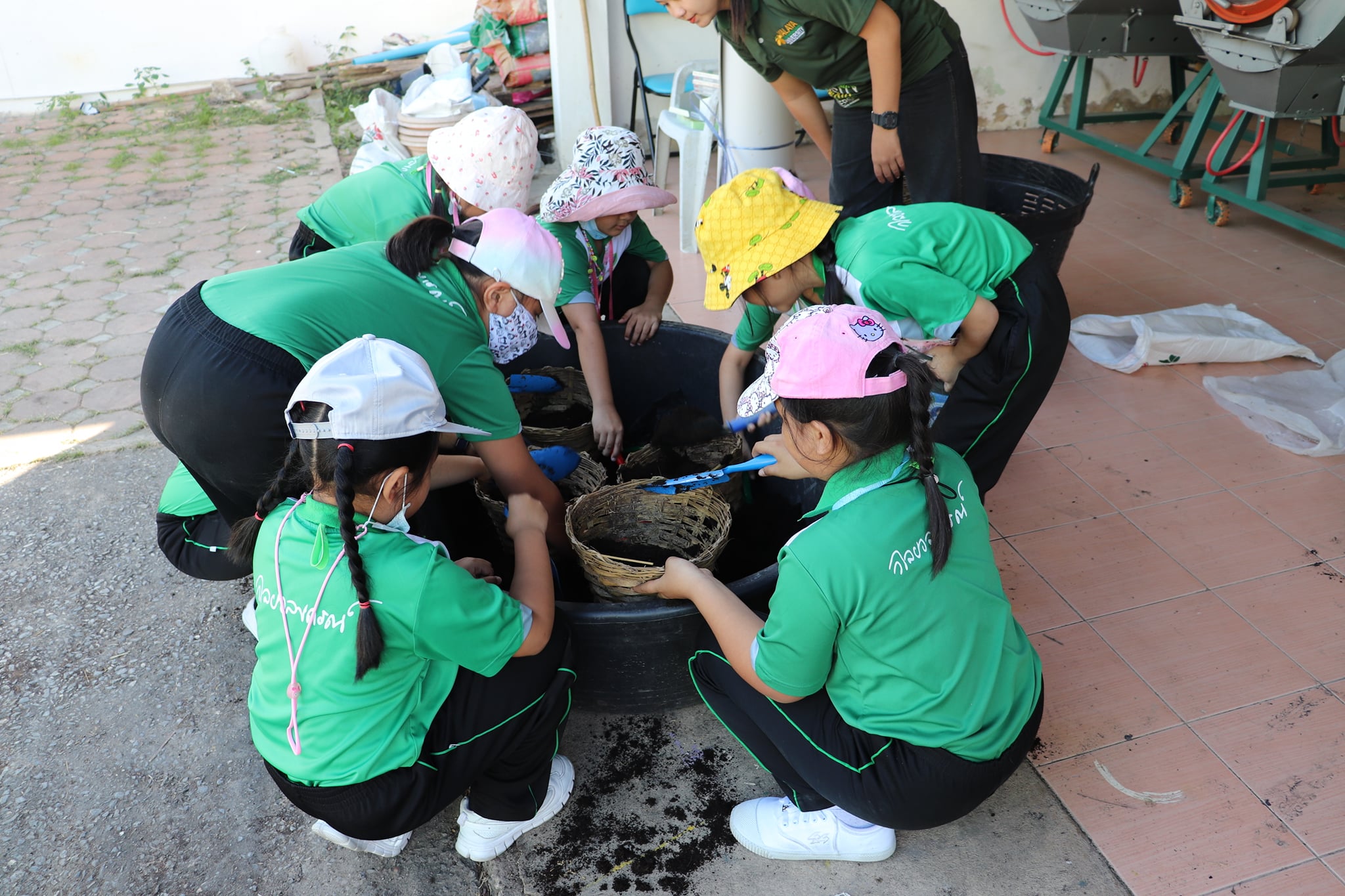 9 ธันวาคม 2563 คณะครูและนักเรียนโรงเรียนสาธิตเรียนรู้ฝึกปฏิบัติทำลูกอมปลาอารมณ์ดี การฝึกปฏิบัติการปลูกต้นไม้ 