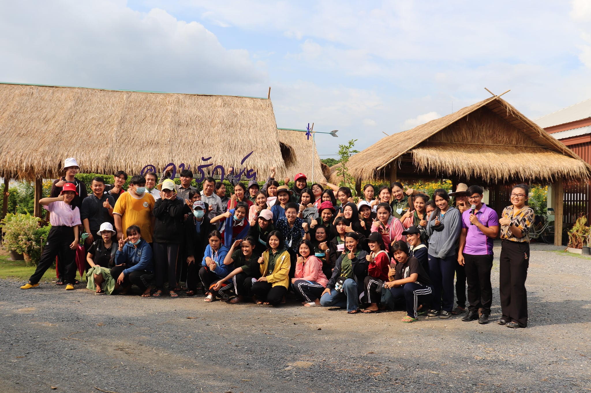 2 ตุลาคม 2563 กิจกรรมการเรียนรู้การลงแขกนวดข้าว และเข้าเยี่ยมชมพื้นที่ 