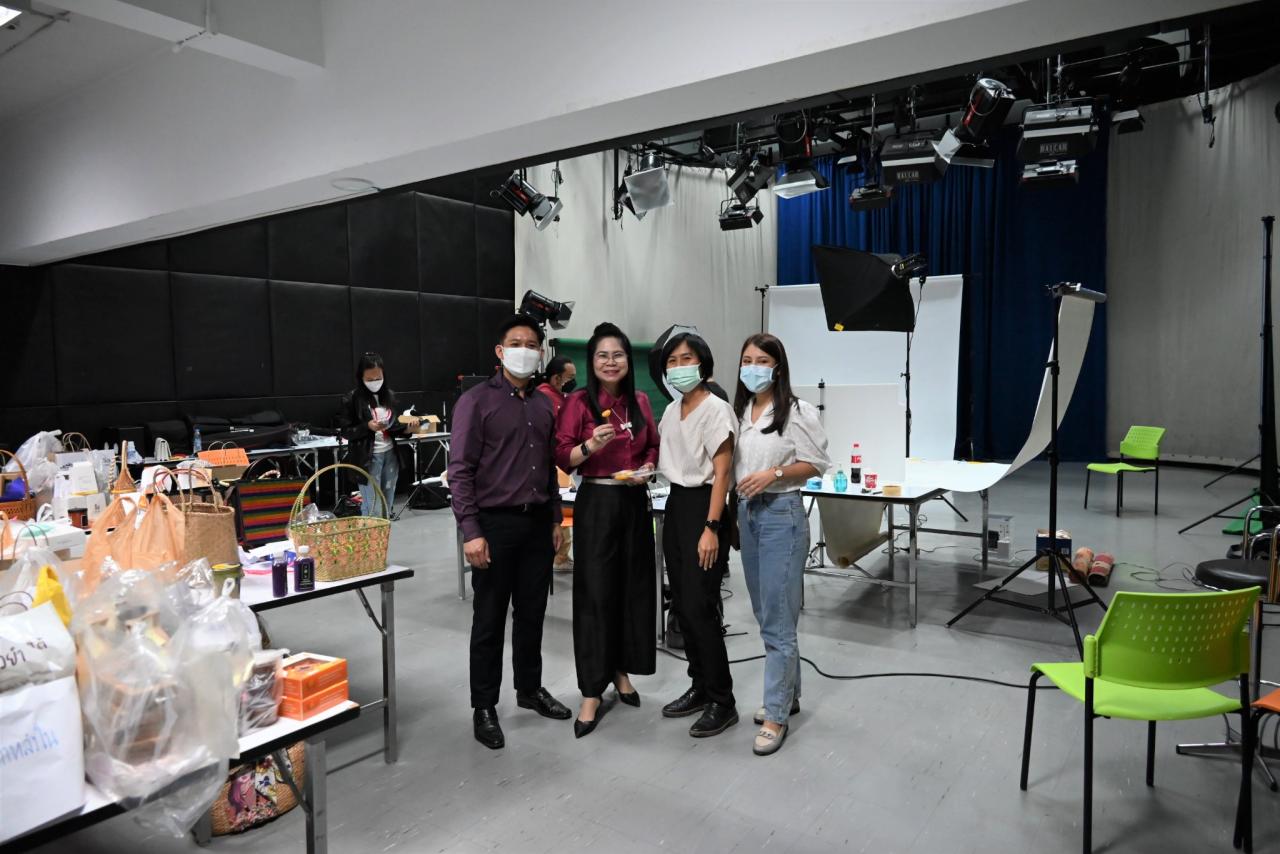 การติดตามการดำเนินงานการถ่ายทำหนังสือแคตตาล็อกสินค้าผลิตภัณฑ์ชุมชน (VRU-marketplace)  