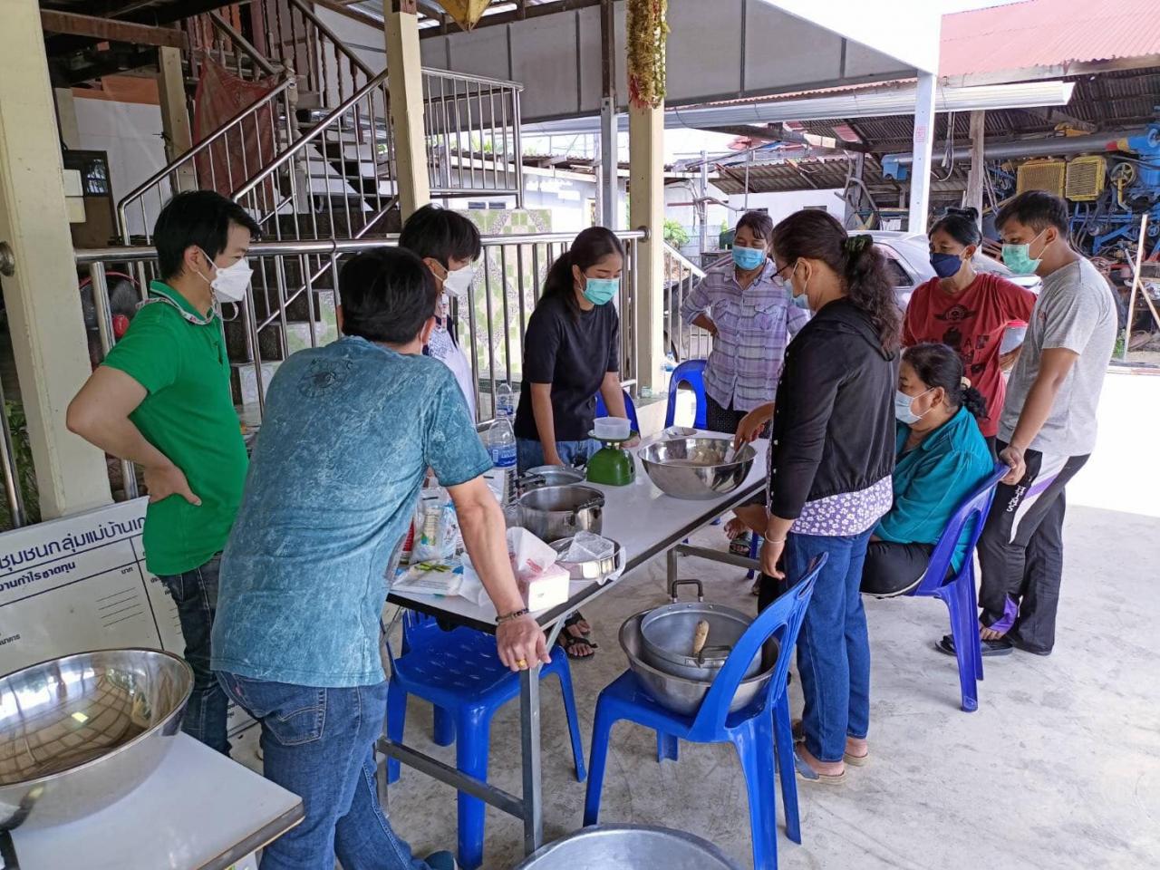 กิจกรรมอบรมสูตรขนมชั้น (ครั้งที่2) ภายใต้โครงการยกระดับพัฒนาคุณภาพชีวิตและยกระดับรายได้ให้กับชุมชนฐานราก 