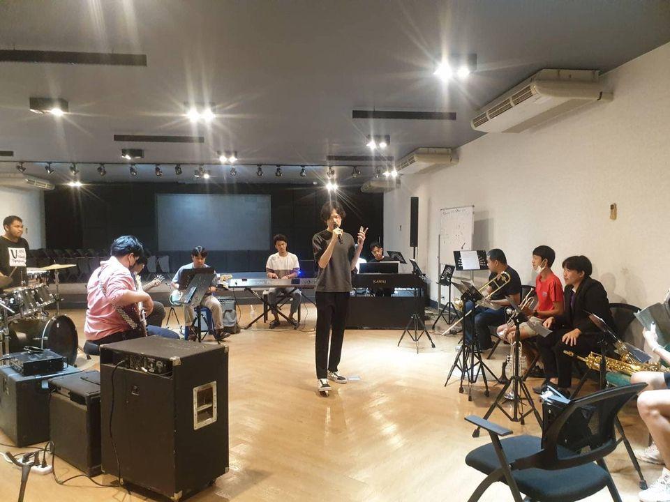 บรรยากาศการซักซ้อมเพลง "รักไม่เปลี่ยน" เพลงประจำยุทธศาสตร์ราชภัฏเพื่อการพัฒนาท้องถิ่น