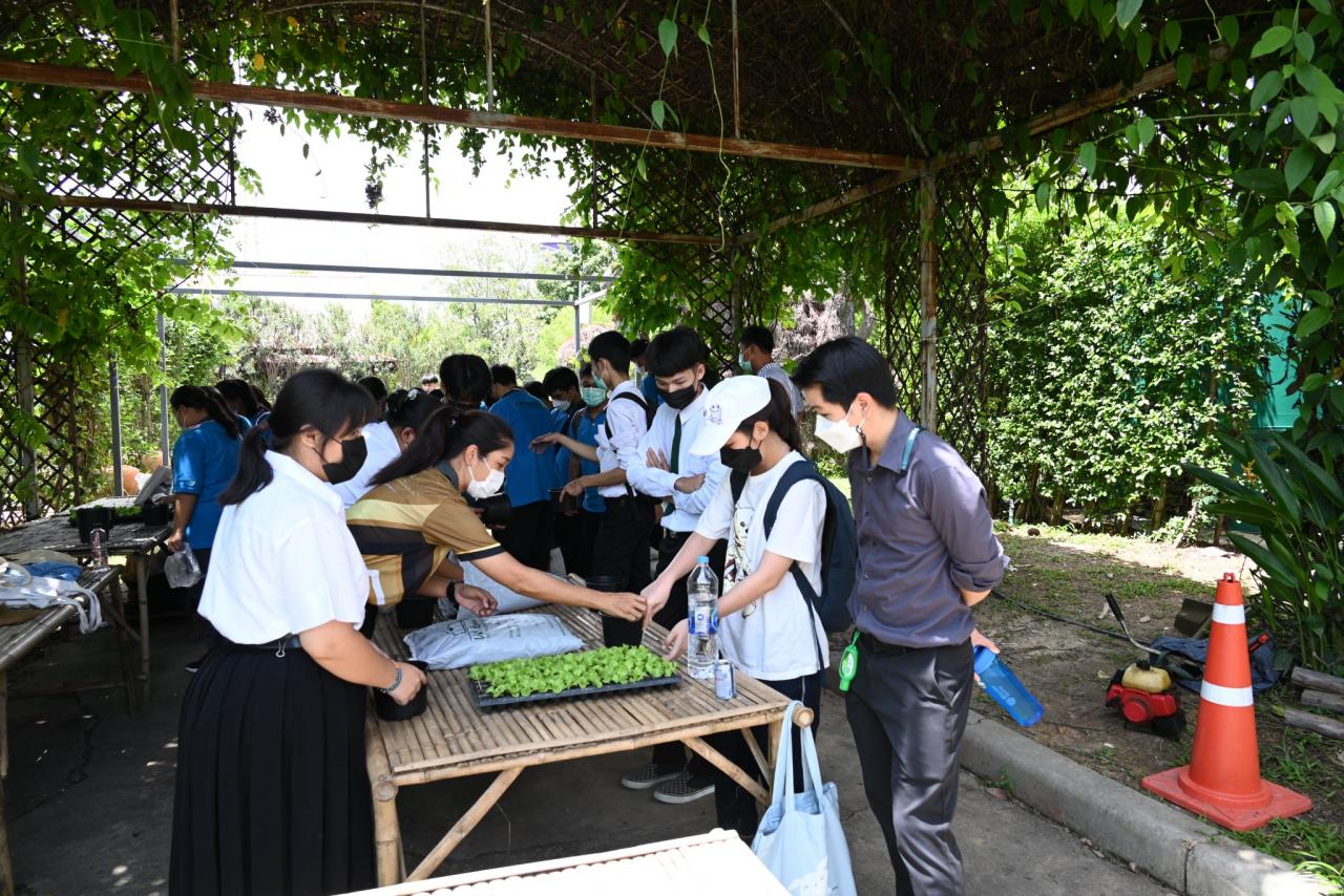 กิจกรรมการเข้าเยี่ยมชม และฝึกปฏิบัติการเรียนรู้ครูพาทำศูนย์เรียนรู้ตามหลักปรัชญาของเศรษฐกิจพอเพียง (VALAYA LAND)  