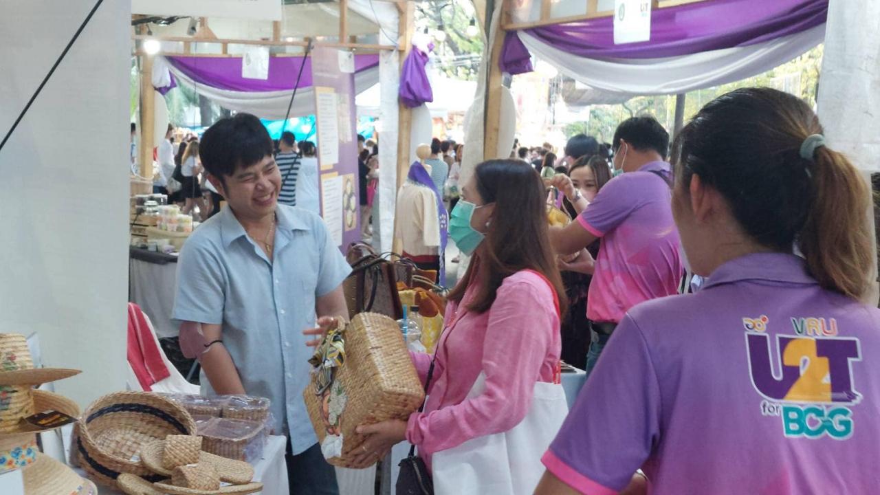 สำนักส่งเสริมการเรียนรู้และบริการวิชาการร่วมจัดบูธในงานโครงการสนับสนุนกิจกรรมการขายสินค้า U2T งานเกษตรแฟร์ ประจำปี 2566 
