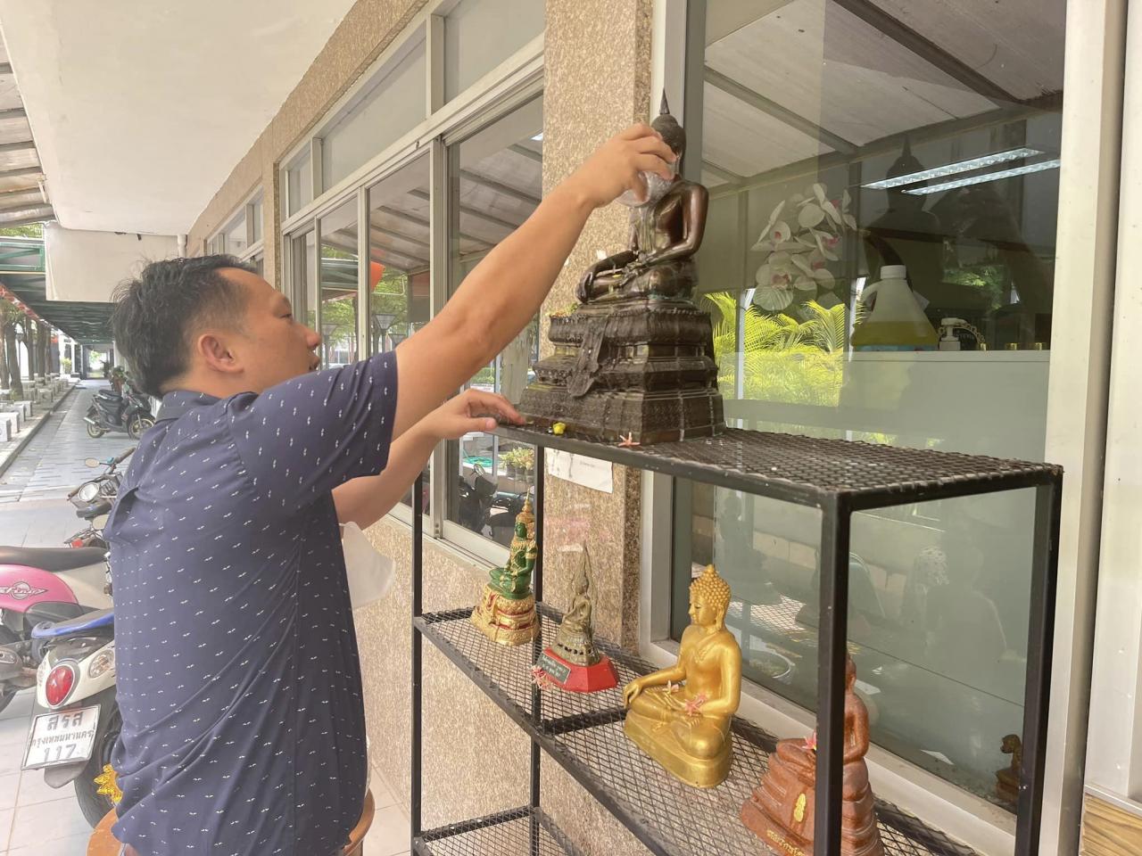 12 เมษายน 2566 กิจกรรมสวัสดีวันปีใหม่ไทย 2566 สรงน้ำพระเพื่อความเป็นสิริมงคล 