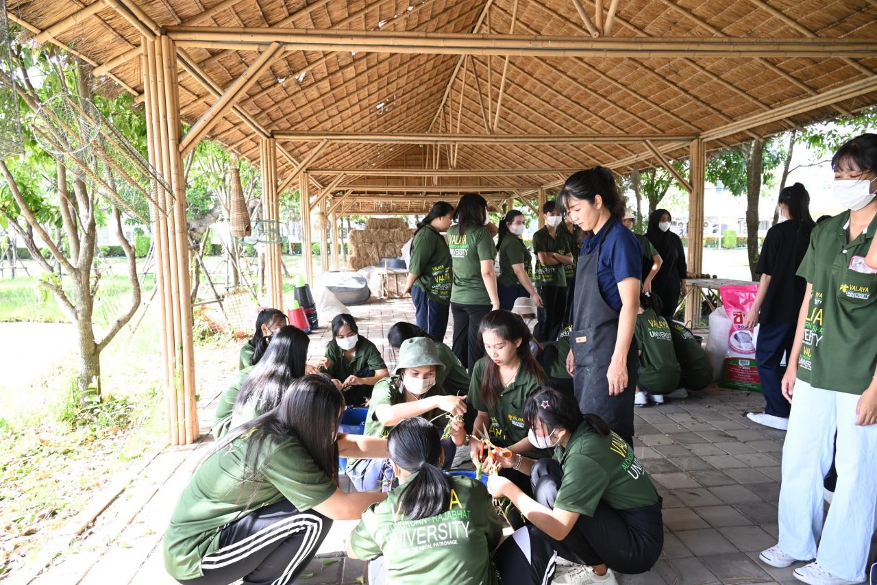  22 สิงหาคม 2566 งานศึกษาทั่วไปนำนักศึกษาเข้าเยี่ยมชมและเรียนรู้ศูนย์เรียนรู้ตามหลักปรัชญาของเศรษฐกิจพอเพียง VALAYA LAND
