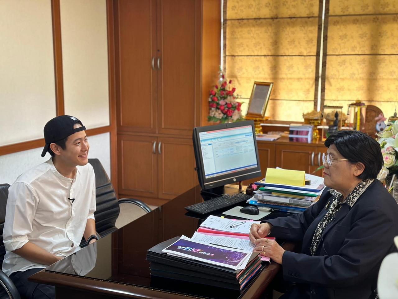 13 กันยายน 2566  เบื้องหลังการถ่ายทำราชภัฏวไลยอลงกรณ์ฯ มหาวิทยาลัยที่ไม่ได้ให้แค่ความรู้ในห้องเรียน แต่ยังมีเป้าหมายที่จะทำงานเพื่อชุมชน  