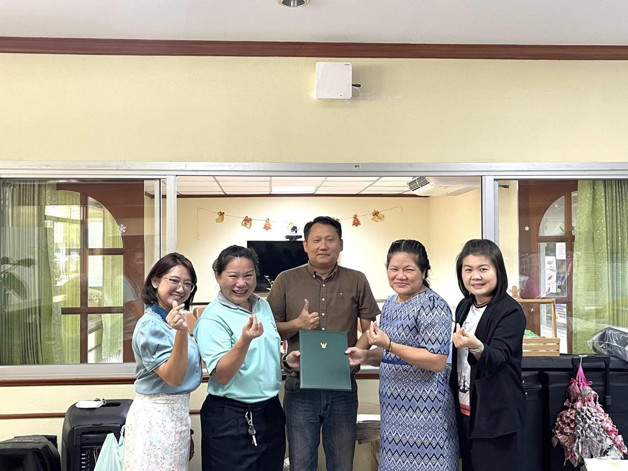 ส่งมอบหน้าที่ให้กับนางสาววราภรณ์ ไชยสุริยานันท์ ตำแหน่งผู้ปฏิบัติหน้าที่หัวหน้าสำนักงานผู้อำนวยการสำนักส่งเสริมการเรียนรู้และบริการวิชาการ 